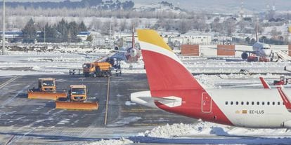Varias máquinas retiran la nieve y el hielo de la pista de Madrid-Barajas en enero de este año.