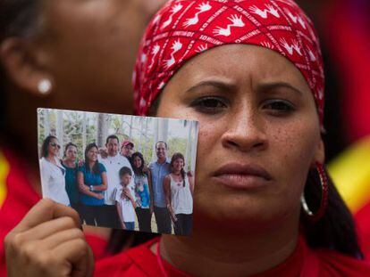 Una seguidora de Ch&aacute;vez ante la Asamblea Nacional este s&aacute;bado. 