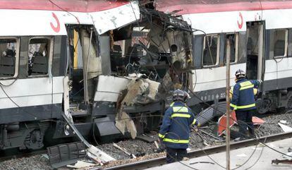 Un vag&oacute;n destrozado tras las bombas del 11-M en Madrid.