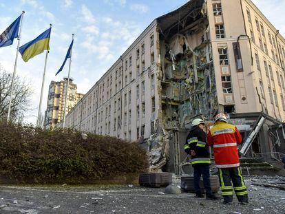 Trabajadores de emergencias observan los daños en un hotel de Kiev alcanzado por un misil ruso este sábado.