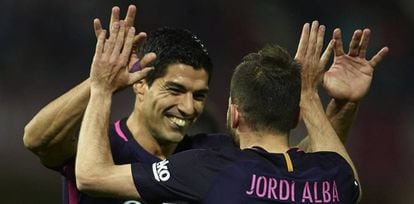 Suárez agradece a Alba el pase del gol frente al Granada.