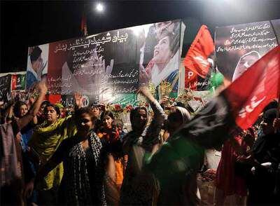 Decenas de mujeres se manifiestan a favor del partido de la asesinada ex primera ministra Benazir Bhutto, ayer en Karachi.