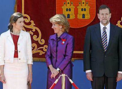 La única ministra que acudió al acto, Ángeles González-Sinde, titular de Cultura, con la presidenta Esperanza Aguirre y el líder del PP, Mariano Rajoy, en el desfile.