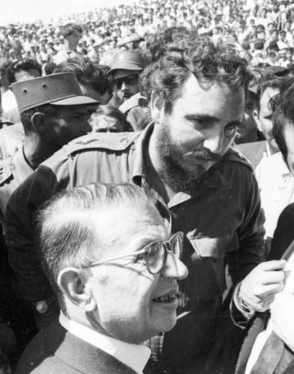 Fidel Castro acompaña a Jean Paul Sartre en su viaje a Cuba en 1960.