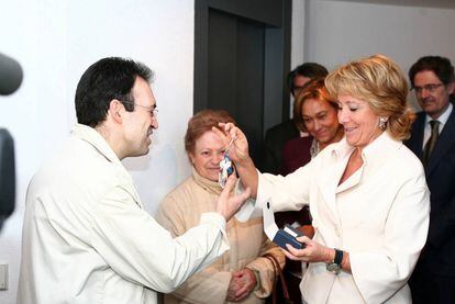 Esperanza Aguirre entrega en 2007 las llaves de una vivienda del Ensanche de Vallecas.