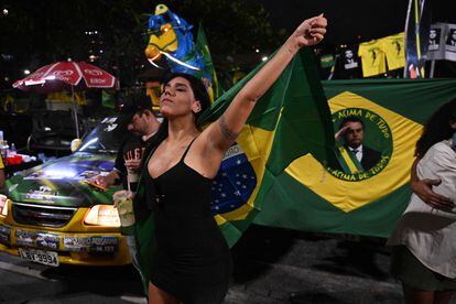 Partidarios de Bolsonaro, la noche del domingo en las calles de Río de Janeiro.