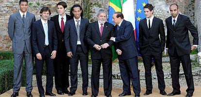 El presidente brasileño, Luiz Inácio Lula da Silva, recibió la visita sorpresiva de los jugadores de su país en el Milan, el equipo del primer ministro Silvio Berlusconi, durante su visita a Roma