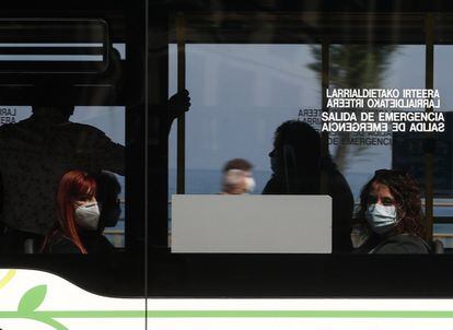 Pasajeros de un autobús urbano viajan protegidos con mascarillas, este jueves en San Sebastián (Gipuzkoa).