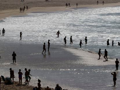 Bañistas en la playa de Doniños en Ferrol, este domingo, donde los termómetros marcaron una máxima de 26 grados.