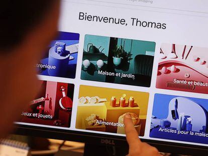Una persona consulta la web de Google Shopping Actions en Francia.