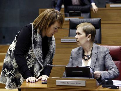 La presidenta del Gobierno de Navarra, Uxue Barkos, y la del Parlamento foral, Ainhoa Azn&aacute;rez, en un pleno reciente de la C&aacute;mara navarra.