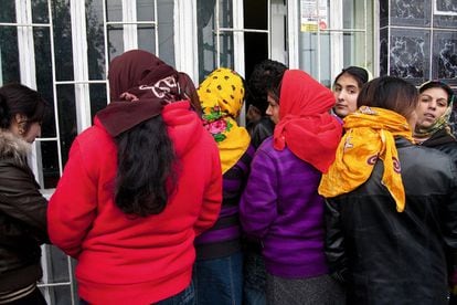 Varias de las mujeres del clan Marin hacen cola para recoger la prestación social por sus hijos que reciben del Gobierno rumano.