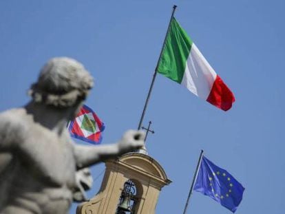 Bandera nacional italiana y europea en el palacio Quirinale.