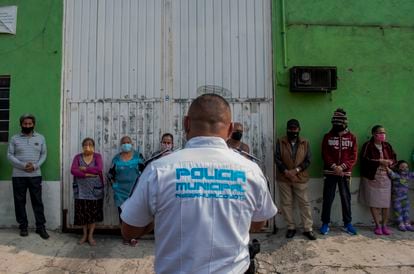Un policía dialoga con los vecinos de la red vecinal de la calle Abelardo Rodríguez, en Nezahualcóyotl. IGNACIO GALLELLO