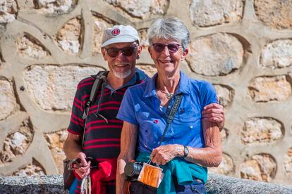 El matrimonio de jubilados neerlandeses Philomena Frissen y Bastiaan Ponte después de haber realizado una de las dos rutas circulares de senderismo que rodean Alarcón.