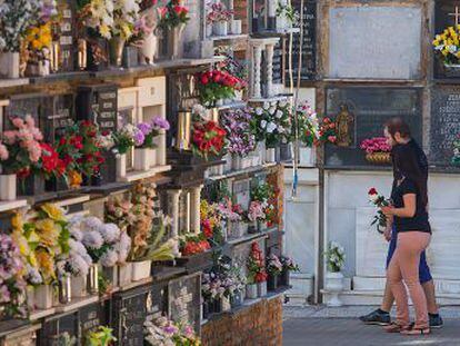 Dos vecinos de Granada, en el cementerio.