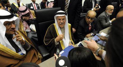 El ministro del Petróleo saudí, Ali I. Naimi, atiende a la prensa al inicio de la 168º reunión de la OPEP.
