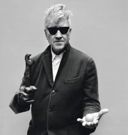 David Lynch, peinado con una cresta de gallo, se dispone a partir un huevo con una llave inglesa. De aquí puede salir otra película.