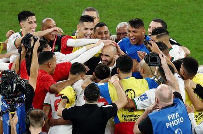 Los jugadores de Marruecos tocan la cabeza del seleccionador tras acceder a octavos.