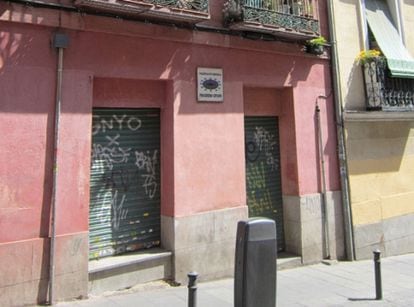 Local comercial cerrado en la calle Amparo, en Madrid.