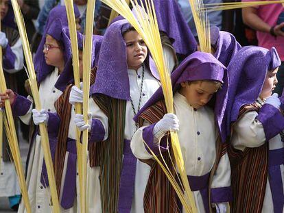 Grupo de niños de la hermandad de la cofradía de la Pollinica en Málaga
