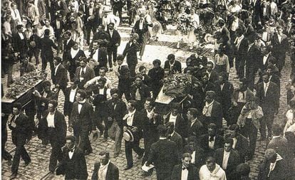 Cortejo fúnebre por los obreros asesinados en la represión policial del 7 de enero de 1919.
