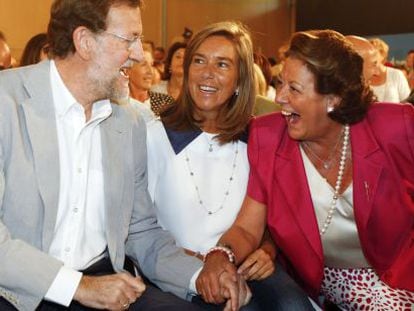 Mariano Rajoy conversa con Rita Barberá (alcaldesa de Valencia) y Ana Mato (secretaria de Organización del partido).