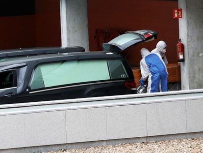 Traslado de un fallecido desde el Hospital Universitario Puerta de Hierro, en Majadahonda., Madrid. SAMUEL SÁNNCHEZ / EL PAÍS