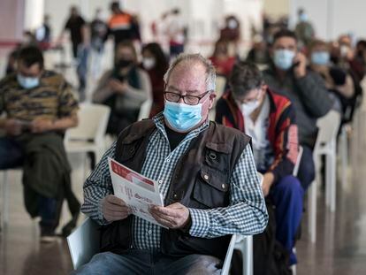 Decenas de personas esperan la vacunación en la Ciudad de las Artes y las Ciencias de Valencia.