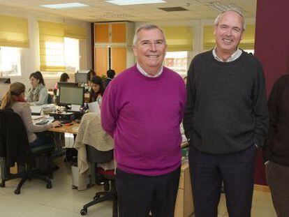 De izquierda a derecha: Emilio P&eacute;rez Ruiz, Paco Casero y Ram&oacute;n Iglesias, con los trabajadores de Valor Ecol&oacute;gico.