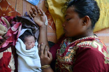 Una joven madre acaba de dar a luz y se recupera en la clínica del campo de desplazados junto a enfermos y moribundos. Su hijo nace apátrida: no es reconocido como ciudadano por el país en el que ha venido al mundo, Myanmar, ni por cualquier otro.