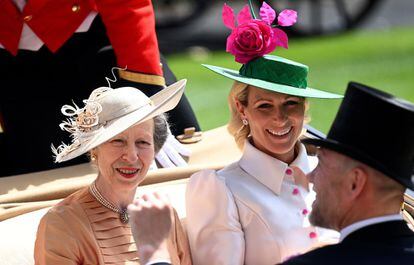 La princesa Ana del Reino Unido y su hija Zara Philipps han disfrutado del Royal Ascot 2022, la reunión de carreras de caballos más famosa y uno de los eventos sociales más valioso del calendario británico, que se celebra desde 1771. La reina Isabel II no ha estado presente.