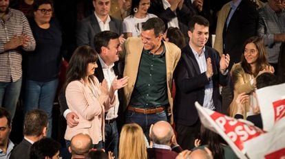 Sánchez, en un mitin en A Coruña en las elecciones de 2019, custodiado por Valentín González Formoso y Gonzalo Caballero, a la derecha de la imagen