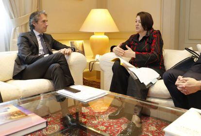 El ministro de Fomento, Inigo de la Serna, con la comisaria europea de Transportes, Violeta Bulc, en el ministerio este lunes