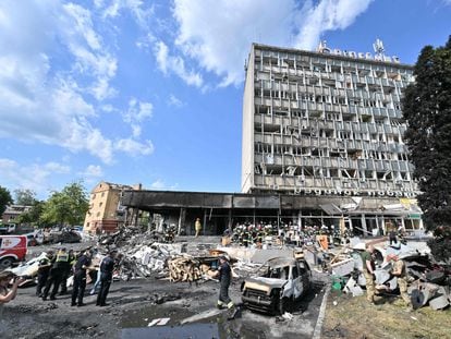 Los bomberos retiran los escombros de un edificio bombardeado en Vinnytsia (Ucrania).