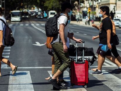 Varios turistas con maletas caminan por el centro de Málaga, este lunes.