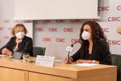 La investigadora Maria Llorens-Martin, a la derecha, durante la presentación de los resultados de la investigación este jueves.