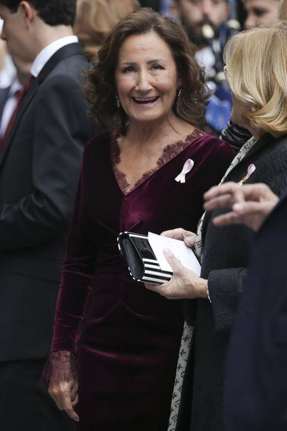 La madre de la reina Letizia, Paloma Rocasolano, a su llegada a los premios Princesa de Asturias, en Oviedo, este viernes.