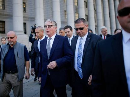 El fiscal Cyrus Vance sale de los juzgados de Manhattan el 23 de octubre.