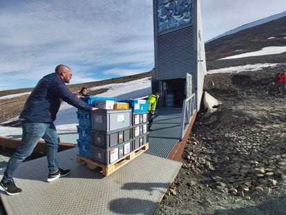 Entrega de semillas españolas al banco mundial de Svalbard (Noruega).