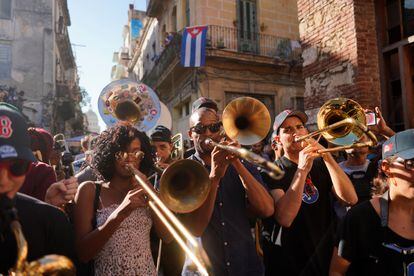 A group of musicians from New Orleans play in the streets of Havana, in the last edition of the festival on January 15, 2020.