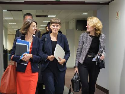 La secretaria de Estado para Asuntos Europeos francesa, Laurence Boone (izquierda), junto con su homóloga alemana, Anna Luhrmann (centro) y Daniela Schwarzer, al frente del grupo de expertos que ha redactado el informe para la reforma de la UE, en Bruselas este martes.