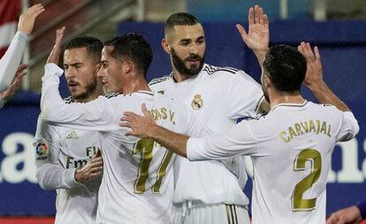 Los jugadores del Madrid celebran el tercer tanto del partido.