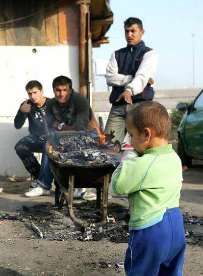 Uno de los niños que viven en la Cañada Real.