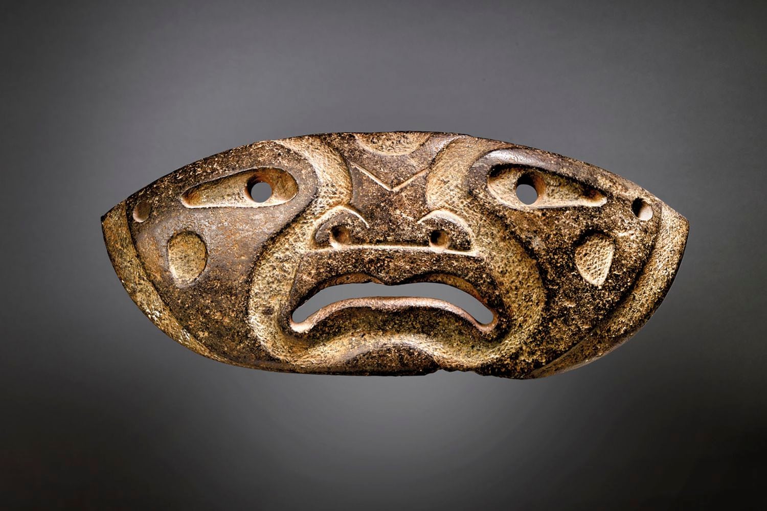 Máscara Xochipala, una de las piezas prehispánicas subastadas por Christie's considerada falsa por el INAH.