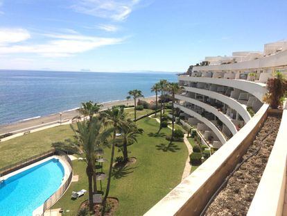 Sareb vende este espectacular ático dúplex en primera línea de playa en Estepona, Málaga. La propiedad goza de impresionantes vistas del mar Mediterráneo y acceso a la playa y al paseo marítimo. Se compone de tres dormitorios y piscina privada en la propia terraza. Situado en la urbanización de lujo Los Granados, Guadalmansa dispone de piscinas comunitarias, zonas verdes comunes, gimnasio, pistas de pádel y servicio de vigilancia. Con una superficie de 128 metros cuadrados, tres habitaciones y dos baños, esta vivienda tiene un precio de 995.000 euros.