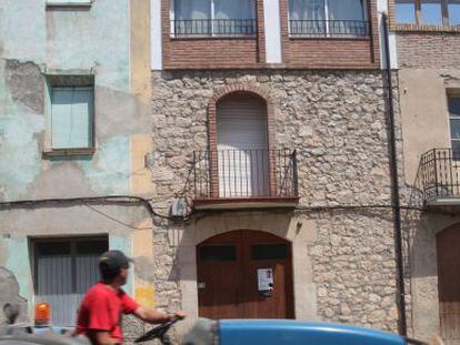 En el centro, casa de Castelldans en la que el presunto pederasta acog&iacute;a a los ni&ntilde;os.