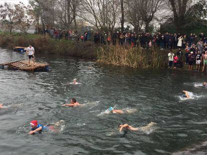 Vecinos de El Robledo (Ciudad Real) se bañan en el río Bullaque el 31 de diciembre de 2016 durante la celebración del tradicional 'Día del río'.