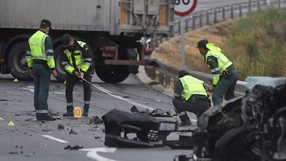 La Guardia Civil de Tráfico delimita un perímetro en la carretera CL-605, en Anaya (Segovia), tras un accidente de tráfico, el 1 de septiembre.