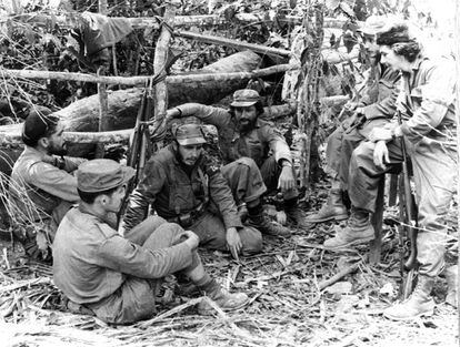 Fidel Castro, tercero por la izquierda, conversa con un grupo de guerrilleros en Sierra Maestra, en una fecha indeterminada.